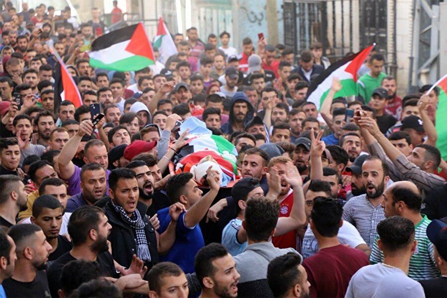 15 yaşındaki Filistinli Zeyd Fazıl Kaysiyye'nin cenazesi El Halil'deki El-Fevvar Mülteci Kampı'ndan alındı.