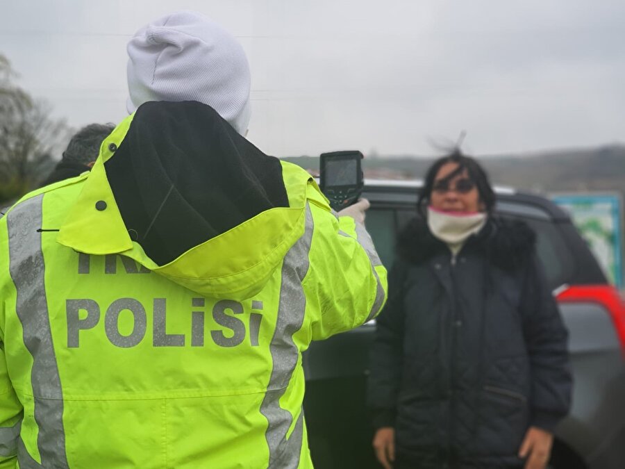 Trafik polisi termal kamera ile ateş ölçerken