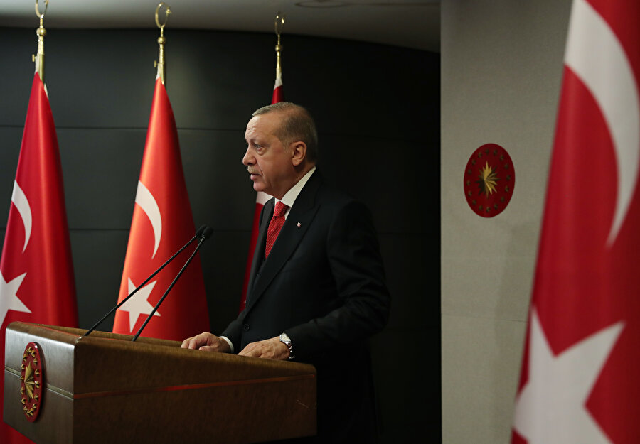 Cumhurbaşkanı Erdoğan açıklamalarda bulunurken