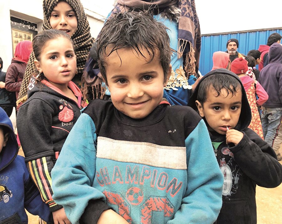 Yetim Vakfı’nın hizmet kitlesi içerisinde din, dil, ırk ayrımı gözetmeksizin hizmet sunuyoruz. Ülkemizdeki çalışmalarımız içerisinde gayrimüslim çocuk henüz yok ama yurtdışında, örneğin Etiyopya’da bir çalışmamız var, oraya gayrimüslim de geliyor, Müslüman çocuk da geliyor. Zaten mazlumun dini sorulmaz, hele yetimin dini hiç sorulmaz.