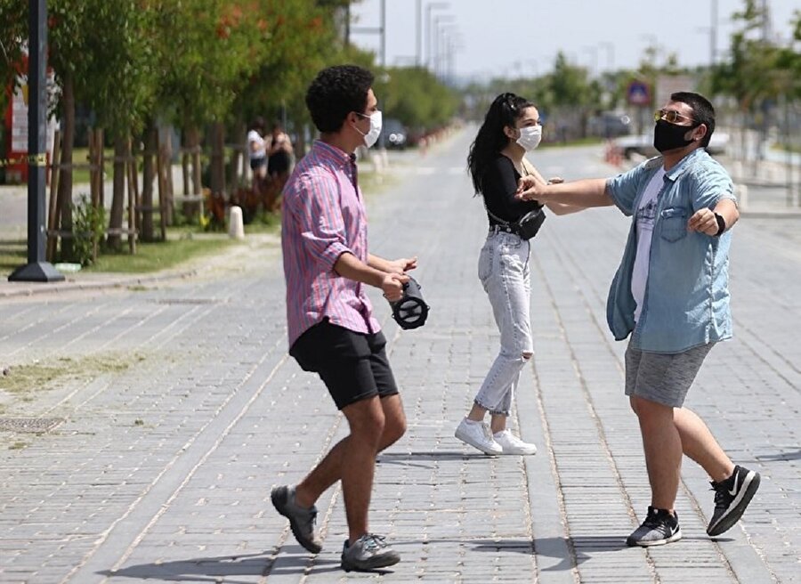 Antalyalı gençler sokak izninde 'Erik Dalı' oynarken- Arşiv
