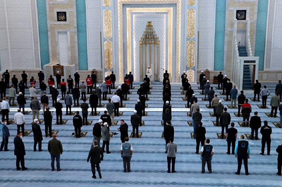 Bayram namazı İçişleri Bakanlığı'nın yayımladığı cami ve mescitlerde ibadet genelgesindeki esaslar uygulanarak kılındı