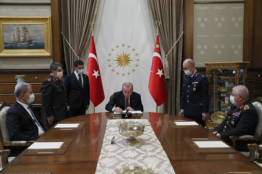 YAŞ kararlarını Cumhurbaşkanı Erdoğan onaylarken