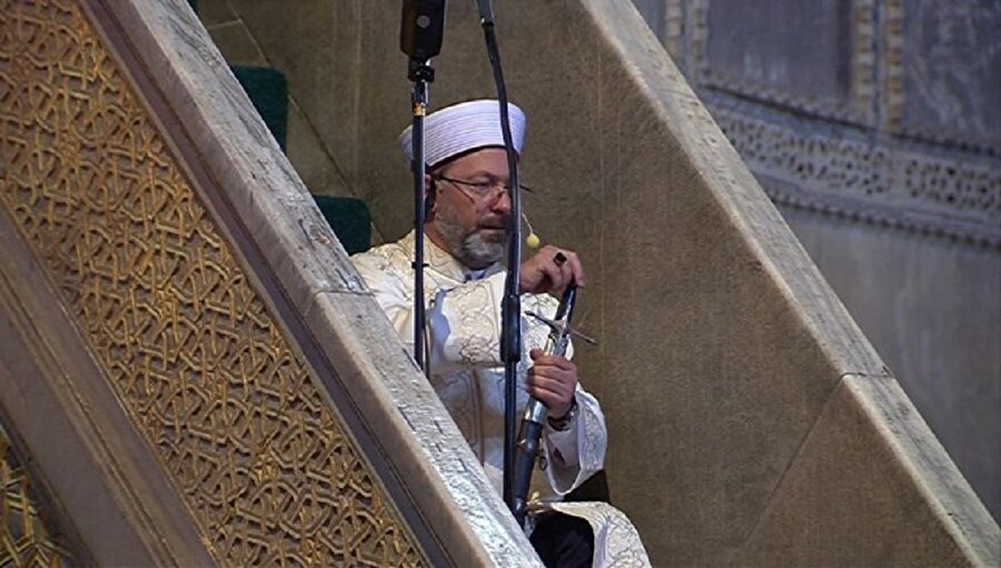 Diyanet İşleri Başkanı'ndan 'kılıç geleneği'yle hutbe verdi