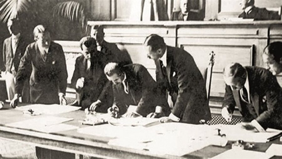 İsmet İnönü başkanlığındaki Türk heyeti, 24 Temmuz 1923'te Lozan Barış Antlaşması'nı imzaladı.