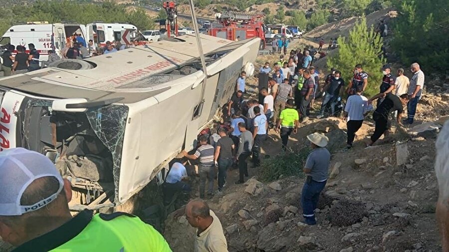 Kaza sonucunda Mersin'de devrilen otobüs