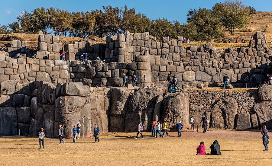 Sacsayhuamán, Peru'nun Cusco şehrinin hemen yakın çevresinde bulunan İnka kalesi harabeleridir.