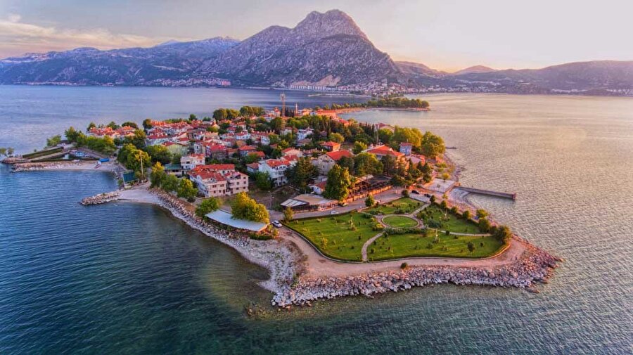 Isparta, Isparta ilinin merkez ilçesidir.