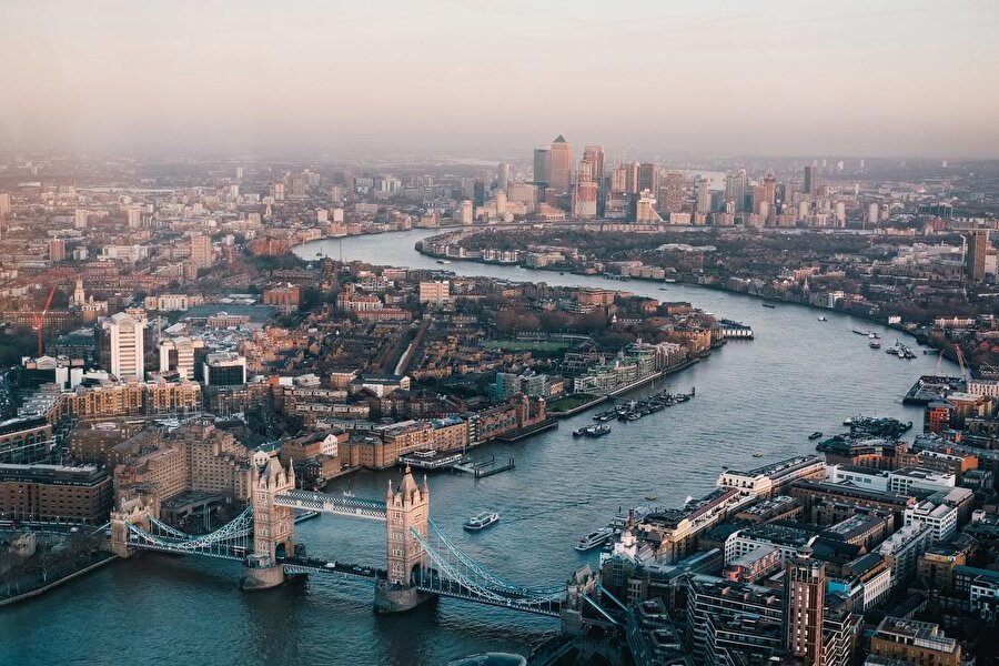 Londra, İngiltere'nin ve Birleşik Krallık'ın başkenti ve en kalabalık şehridir.