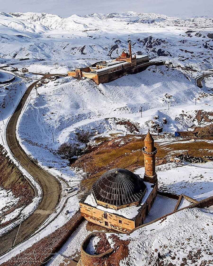 Osmanlı’nın Anadolu’daki son sarayı, İshak Paşa Sarayı! 🧡⠀