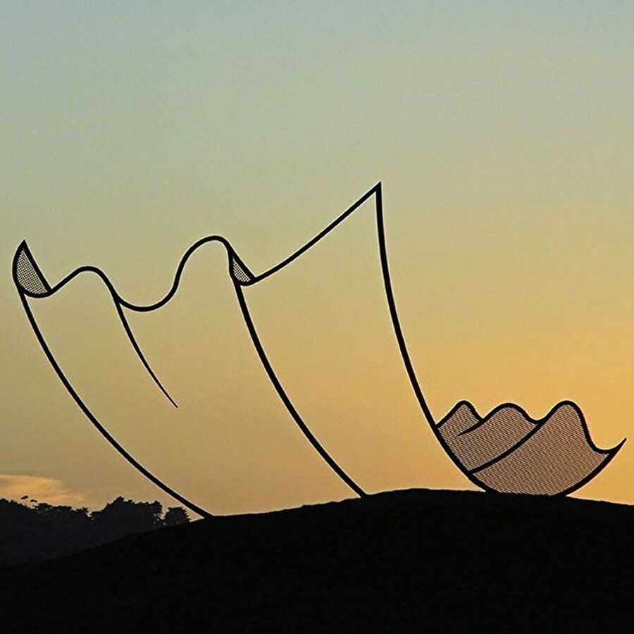 Havada asılı duran heykeller