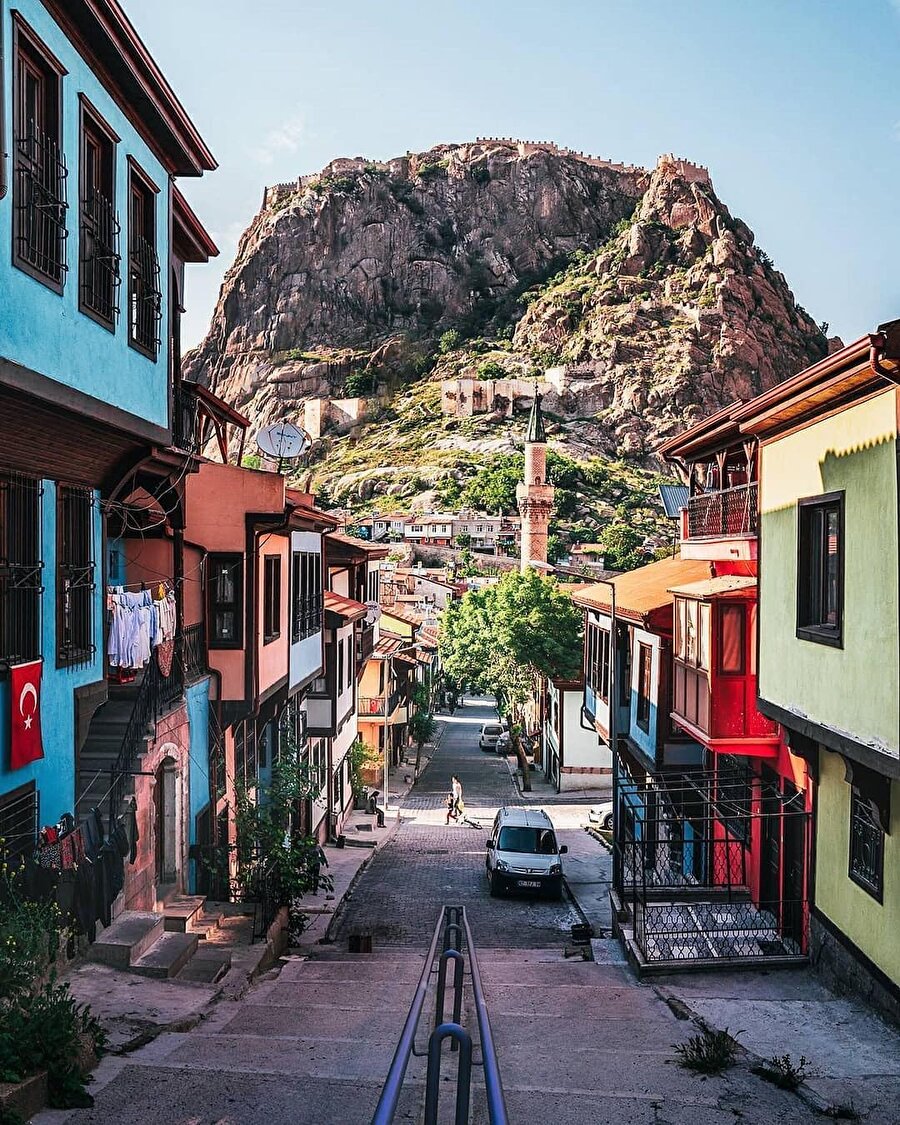 Burası Afyonkarahisar: Eski adıyla Karahisâr-ı Sâhib 🌄