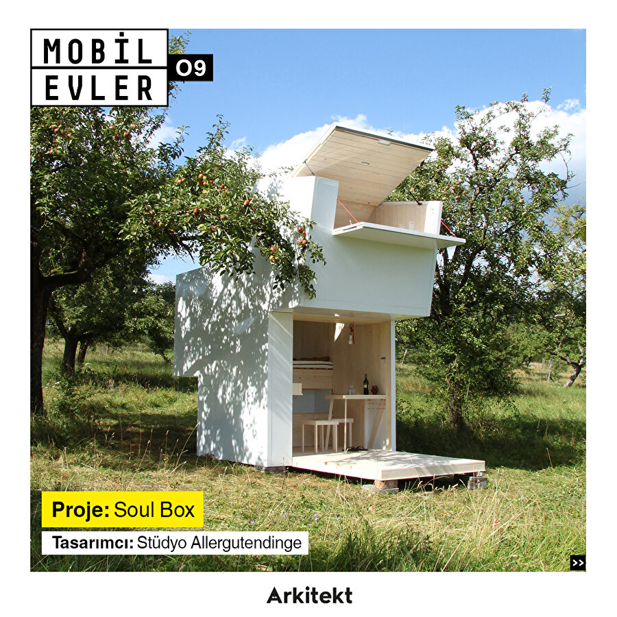 Terası, asma katı ve mutfağı bulunan bir mobil barınak