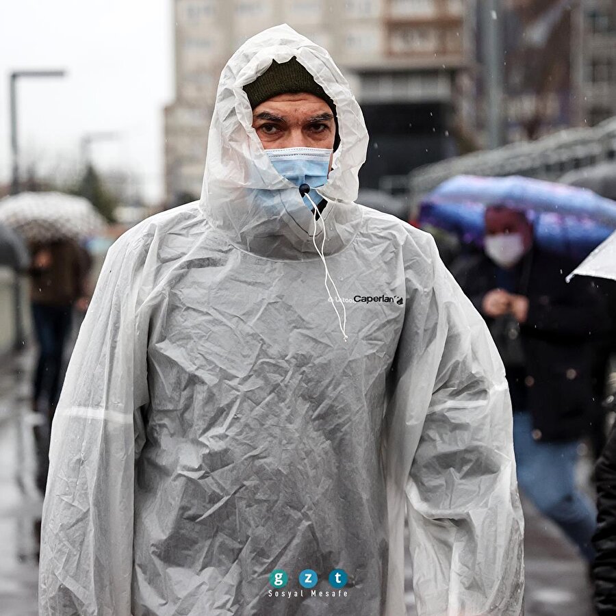 İstanbul'da kısıtlamanın sona ermesinin ardından sağanak yağışın etkisiyle trafik yoğunluğu arttı