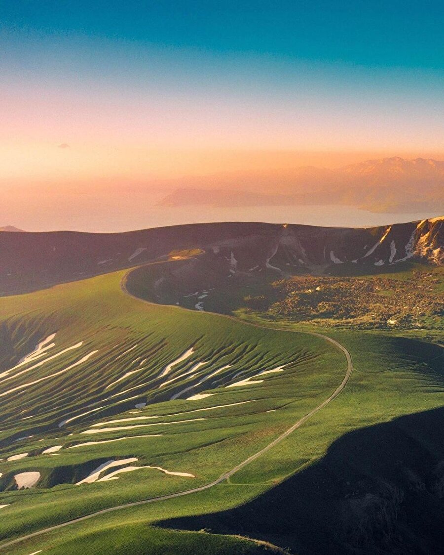 Haftayı, Nemrut Krater Gölü'ndeki bir gün doğumuyla açıyoruz  ☀️ 🧡⠀