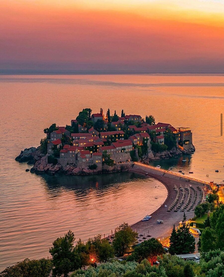 Burası Akdeniz maviliğinin sarmaladığı enfes bir yer, Sveti Stefan ✨