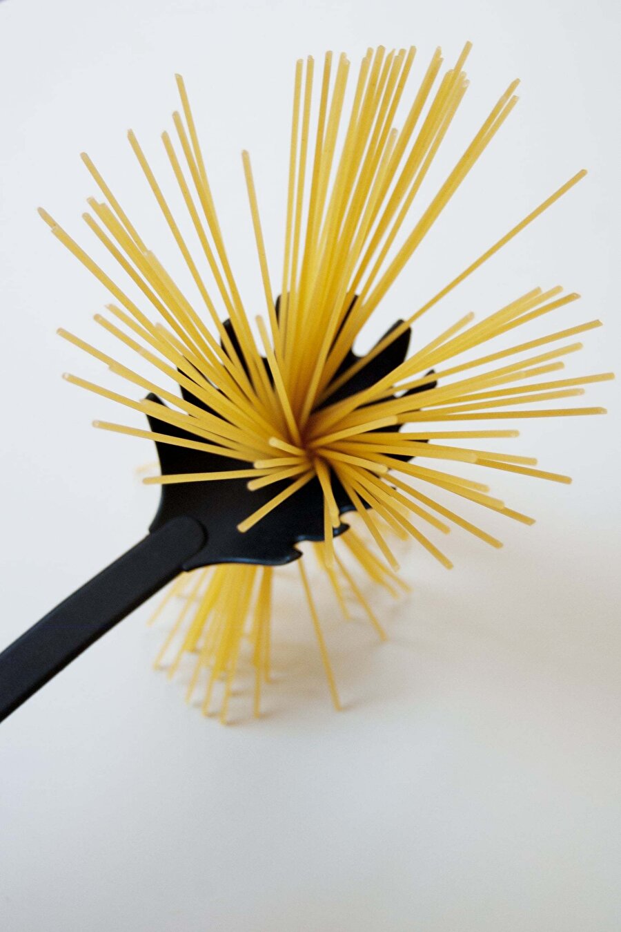 Spagetti kaşığındaki delik
Servis yapmak için kullanılan kaşıktaki bu delik, standart bir
porsiyon için gereken doğru makarna miktarını ölçmenize izin
verecek şekilde tasarlanmış.