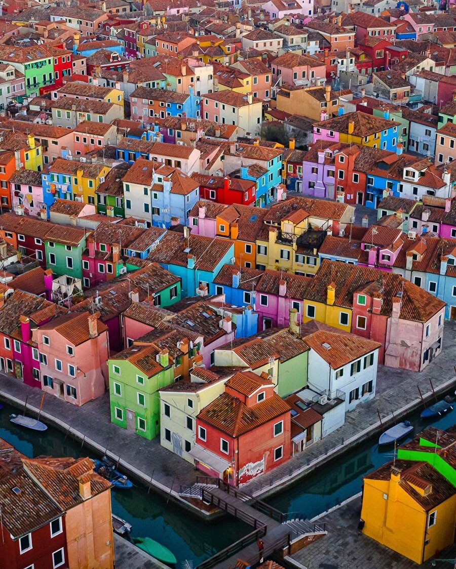 Burası, tablo görünümlü Burano Adası 🎨