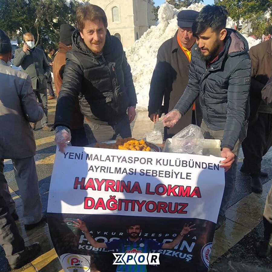 Futbolcu takımdan ayrıldığı için lokma dağıttılar