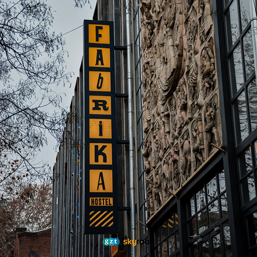 Tiflis'e gitmek için harika bir sebep: Fabrika Hostel & Suites 🧡 