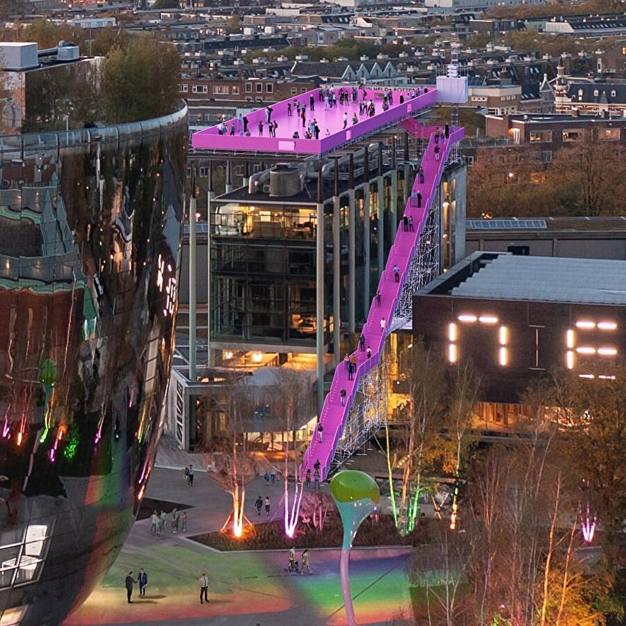 MVRDV tarafından tasarlanan pembe enstalasyon...