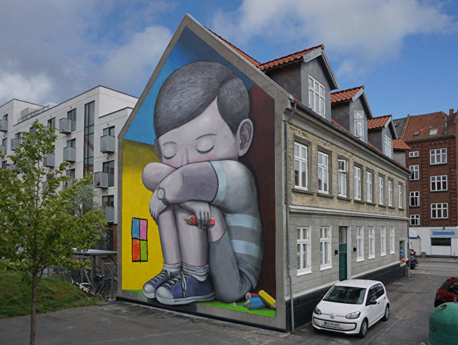 Sokak sanatçısının çocuk figürleriyle sergilediği grafitiler