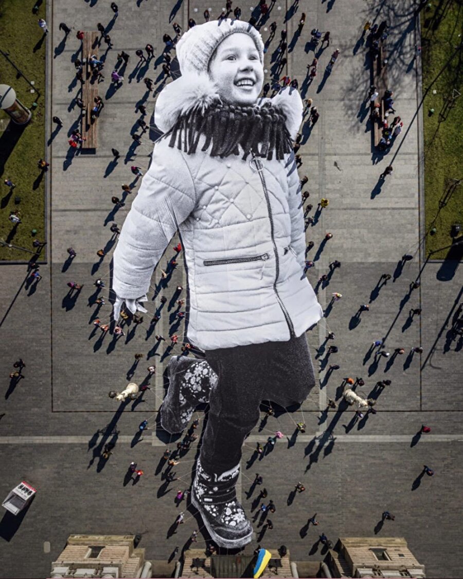 Ukraynalı bir mülteciyi simgeleyen 150 metrelik duvar resmi