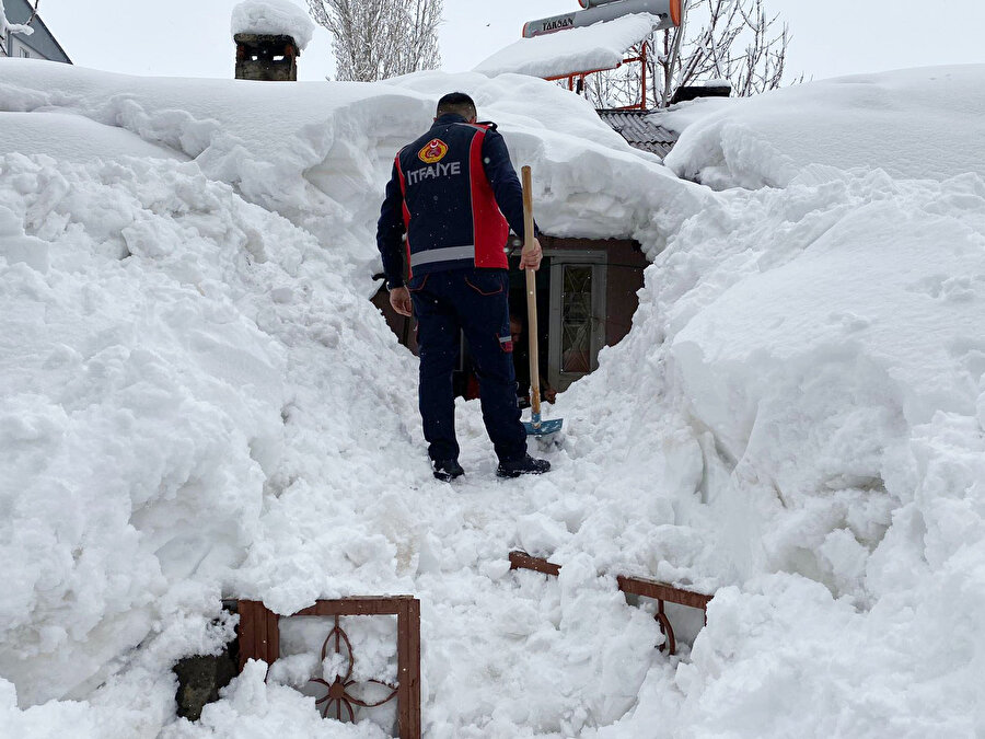 Kar kapı ve pencereleri kapattı: İtfaiye ekibi kurtardı