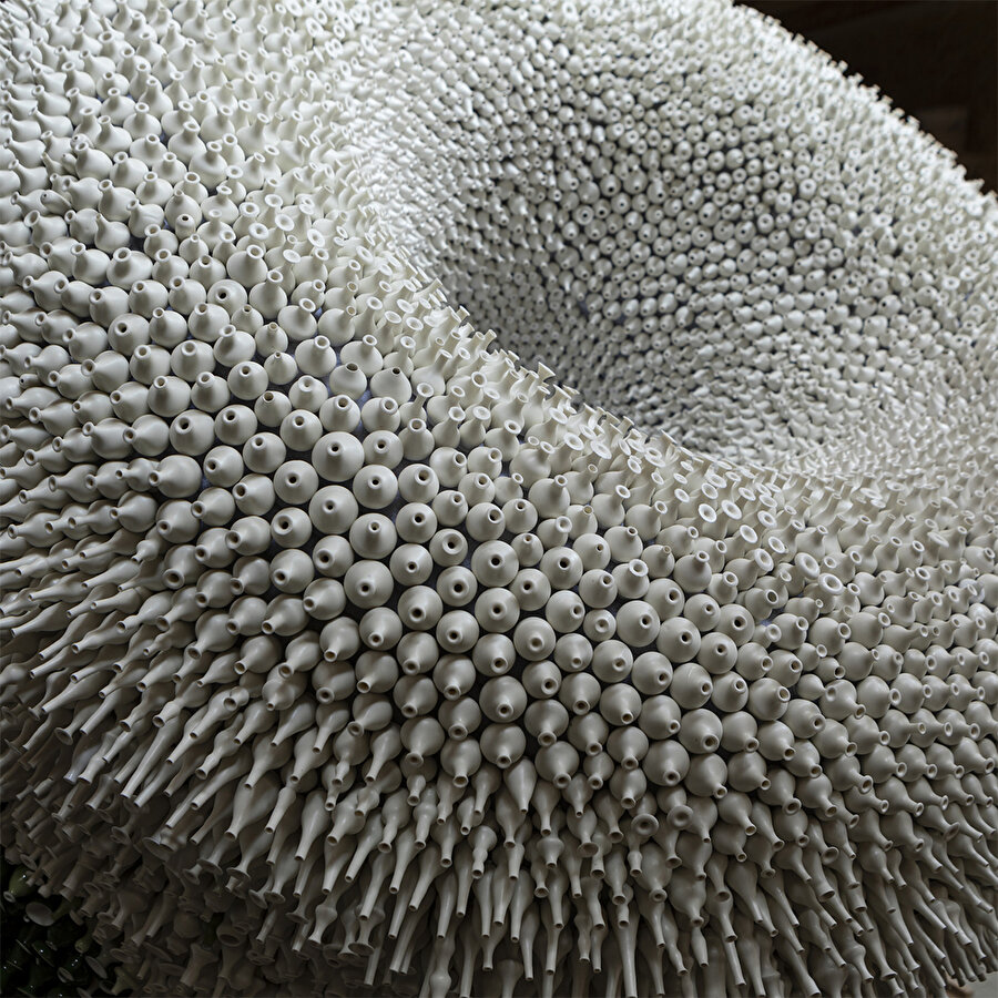 Minyatür porselen parçalarından oluşan heykel... 