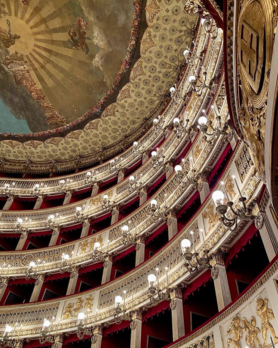 Yaşayan opera binalarının en eskisi: Teatro di San Carlo ✨