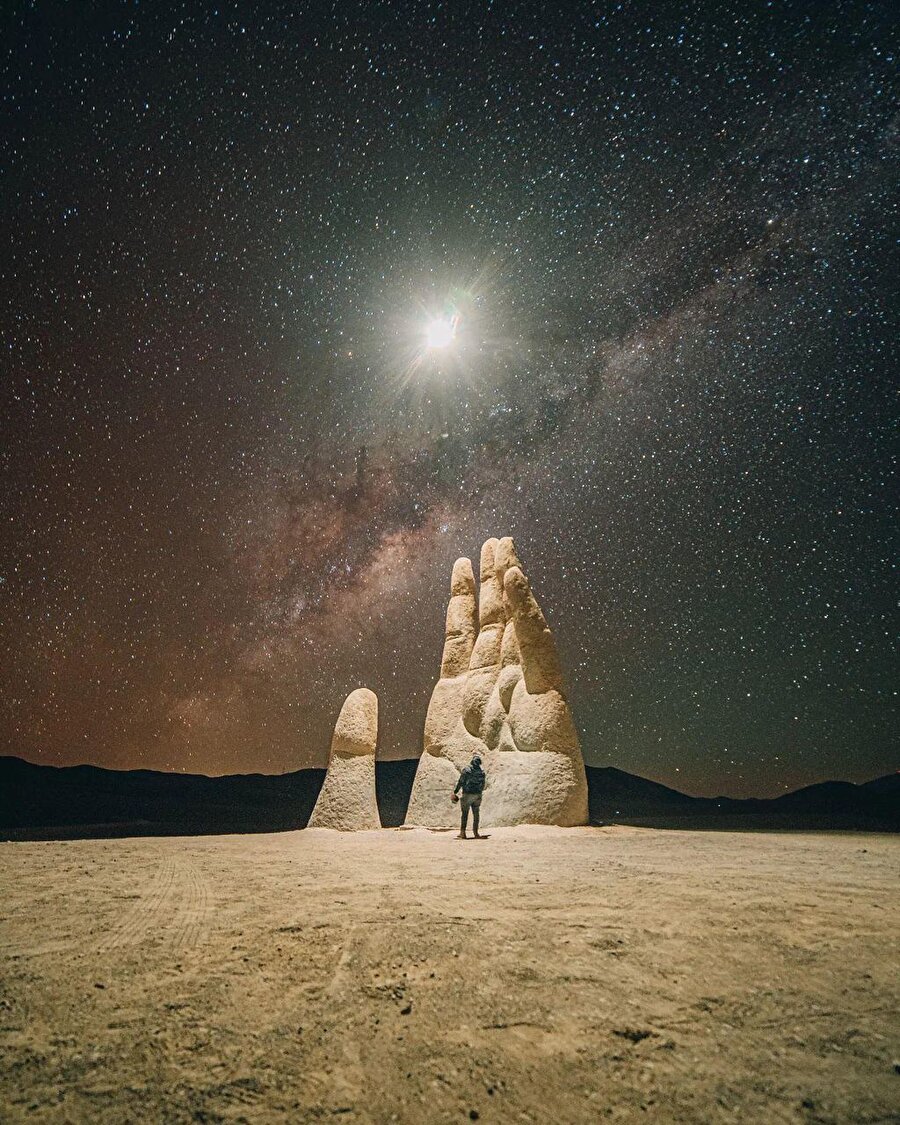 Çölün ortasında sıra dışı bir heykel: Mano del Desierto 🌌