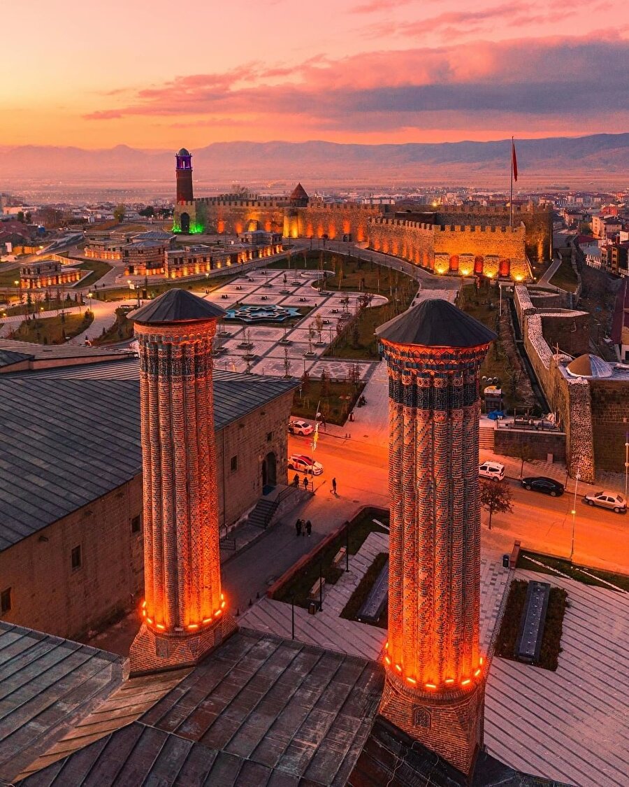 Erzurum’un heybetli sembolü: Çifte Minareli Medrese 🧡