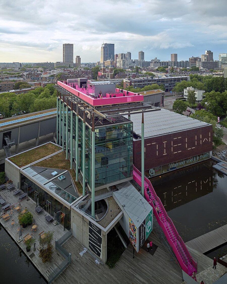 Pembe rengiyle dikkat çeken kurulum: The Podium