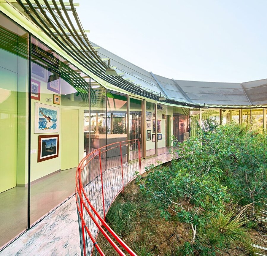 Kuru bir ekosistemin içinde ekolojik konut