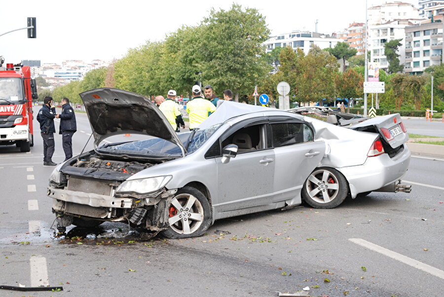 Kartal’da refüjdeki ağaca çarpan otomobil ikiye bölündü