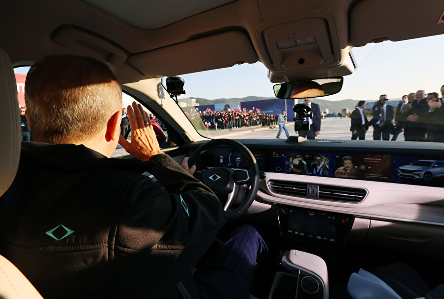 Cumhurbaşkanı Erdoğan yerli otomobil Togg'un direksiyonuna geçti