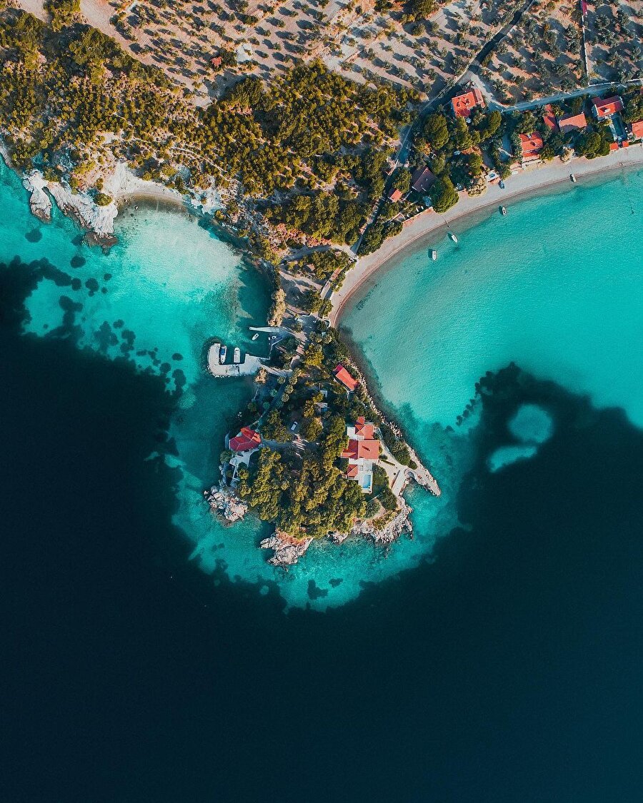 Sakin ve parlak denizi ile Manal Koyu 😌