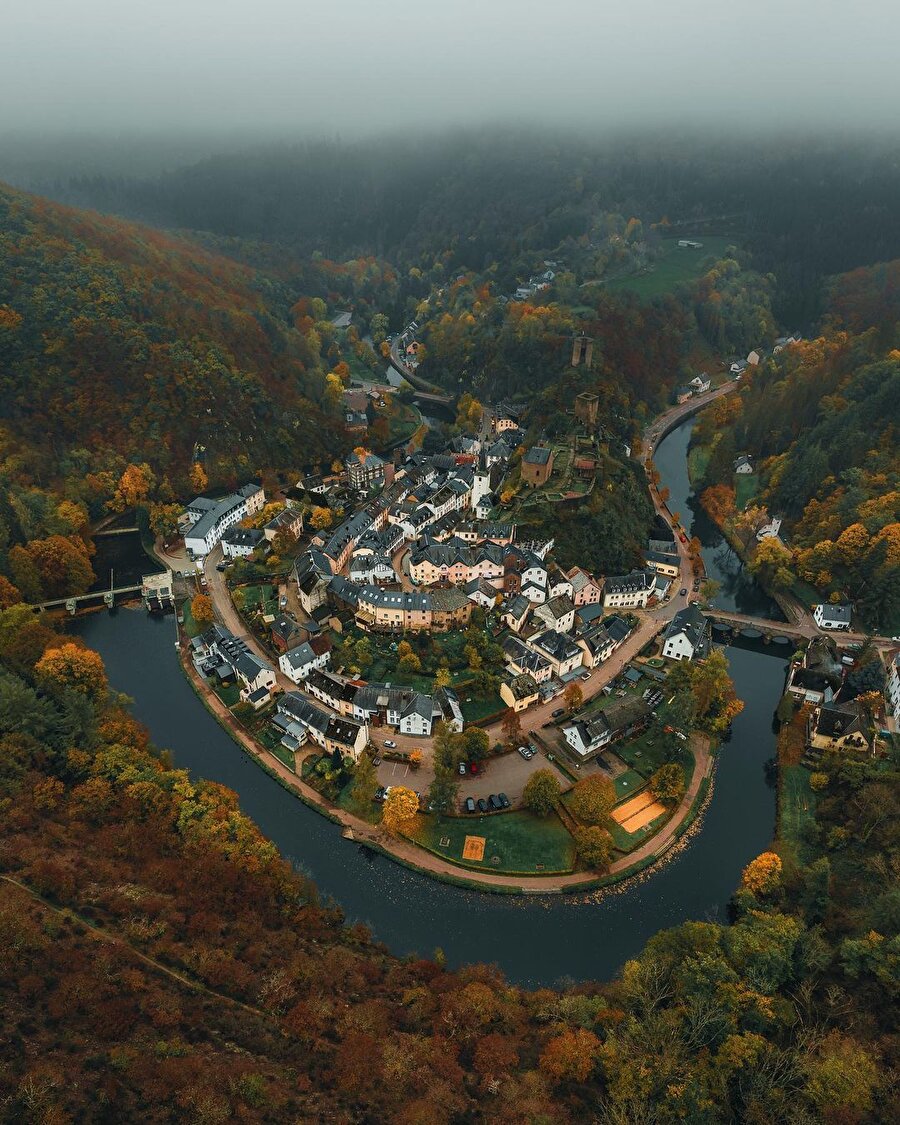 Tarihi dokusu ve manzarasıyla büyüleyici Esch-sur-Sure 📍