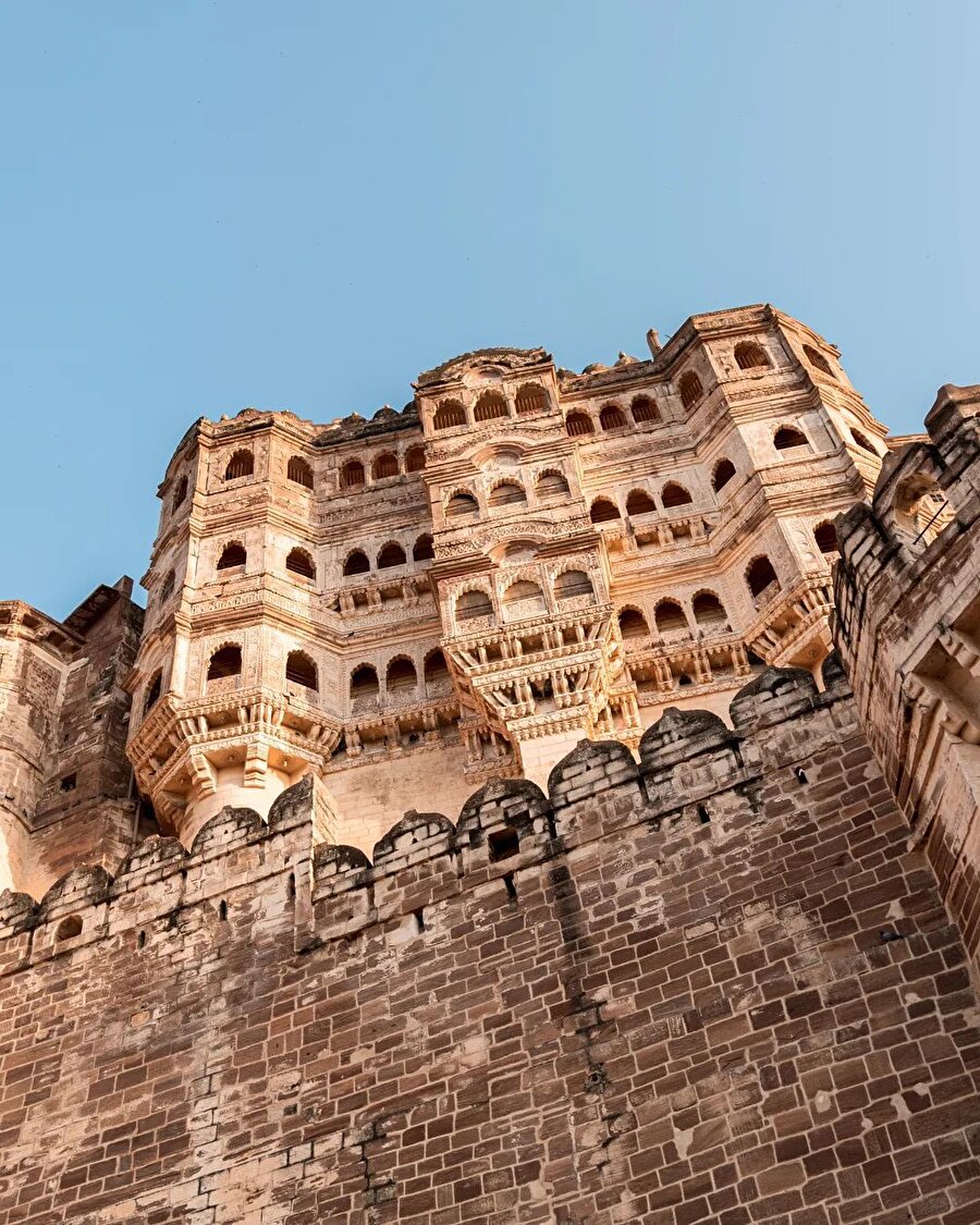 Hindistan’da Jodhpur şehrine tepeden bakan Mehrangarp Kalesi 📍