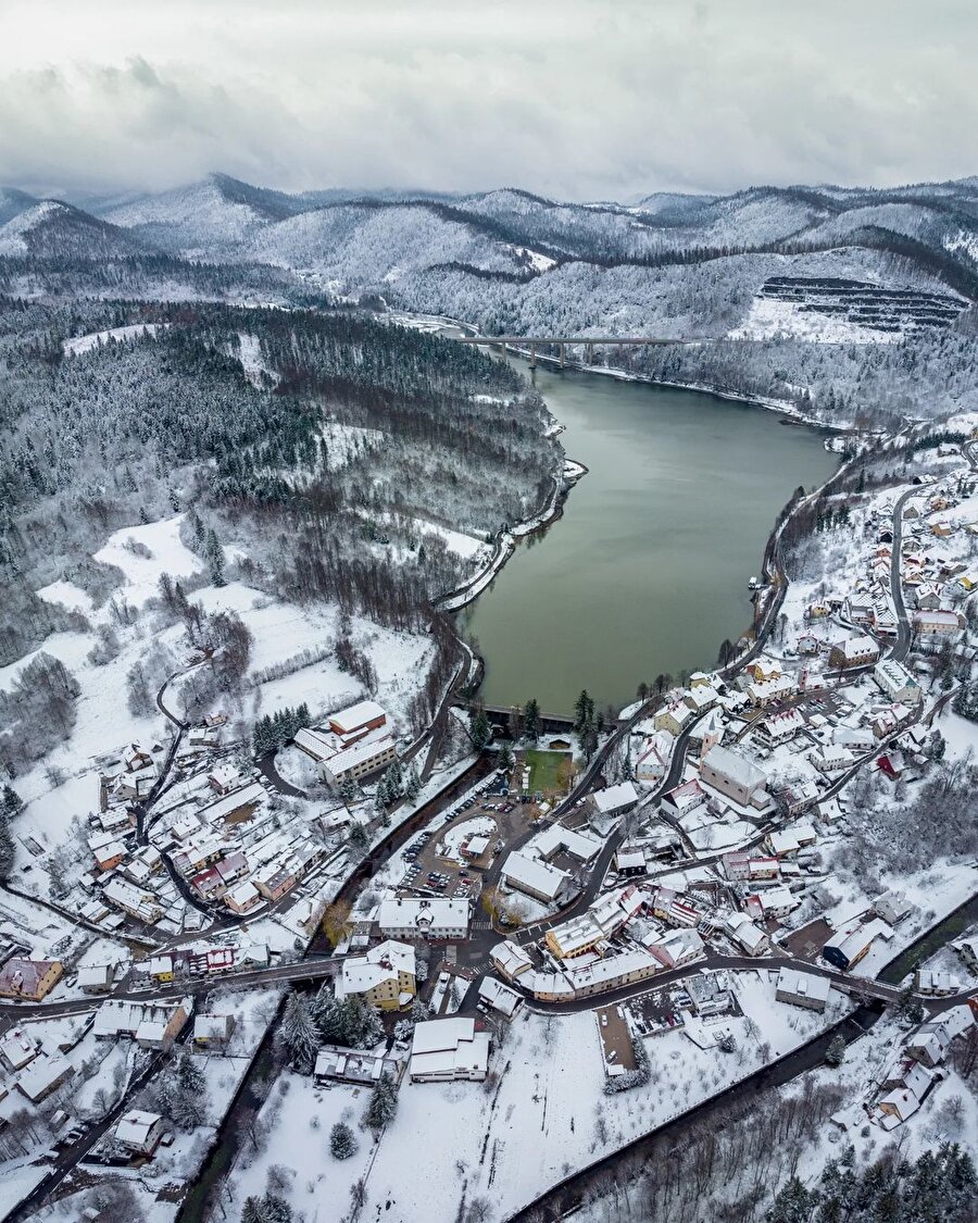Karlar altında bir başka güzelsin Fuzine ❄