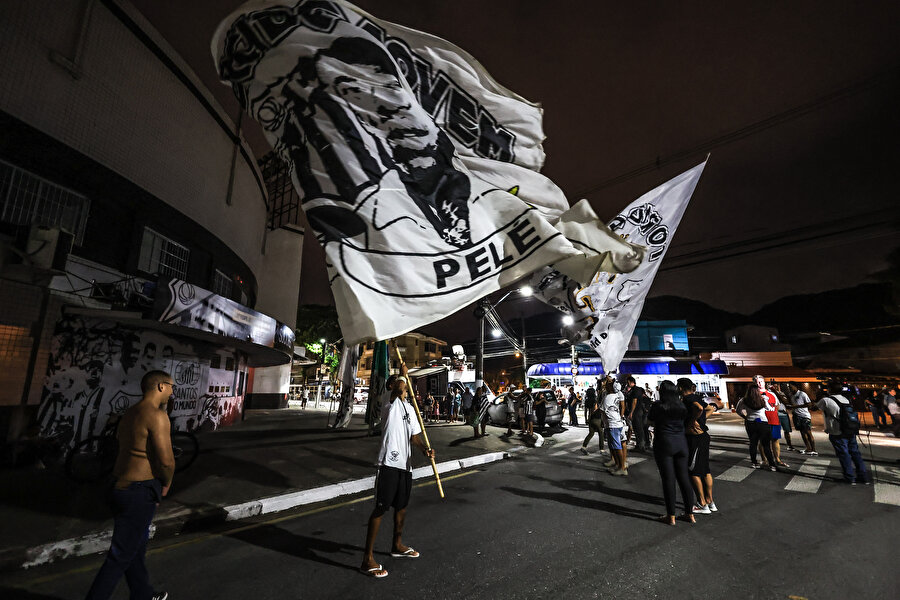 Brezilyalı efsane futbolcu Pele 82 yaşında hayatını kaybetti