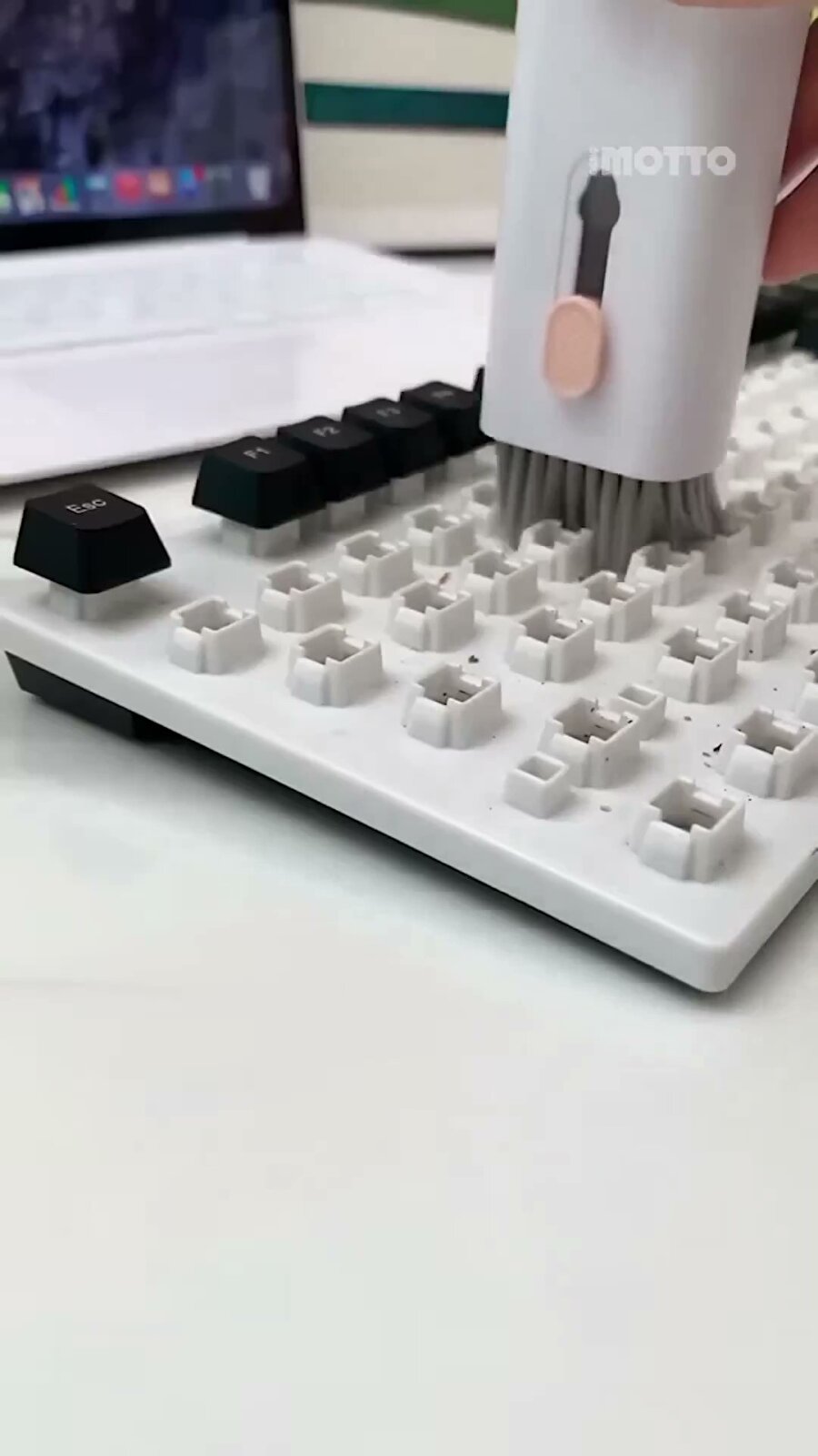 Elektrikli cihazları temizleyen alet 