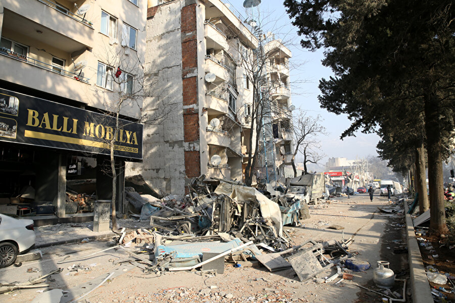 Deprem uzmanları uyardı: Hasarlı binalara bir ay girmeyin