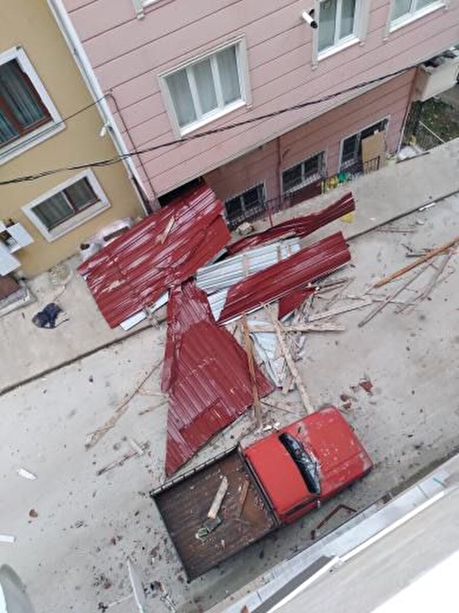 Rize'de fırtına: Çatılar uçtu, otoyol kısmen trafiğe kapandı