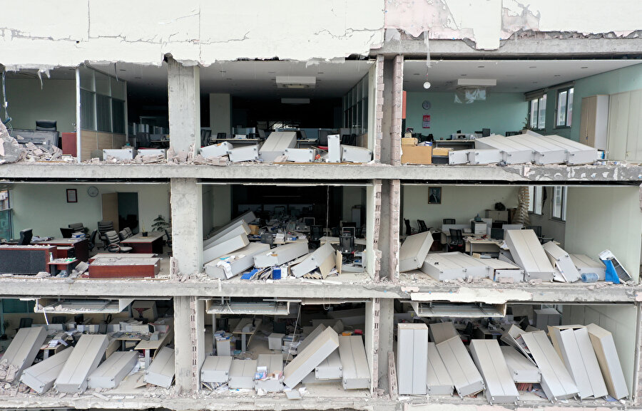 Kahramanmaraş'ta yıkılmayı bekleyen binalardaki evlerin içi görüntülendi