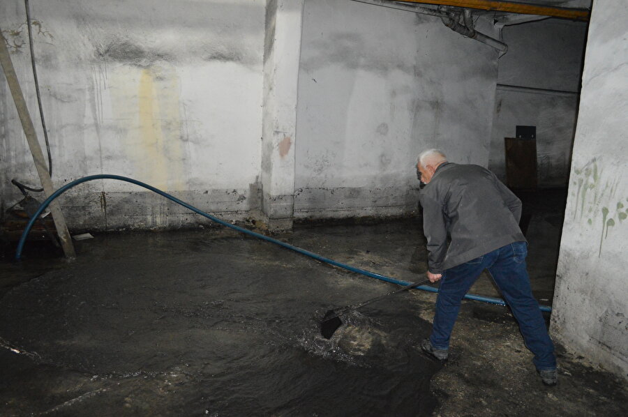 Depremin ardından apartmanın bodrumunu yer altı suyu basıyor