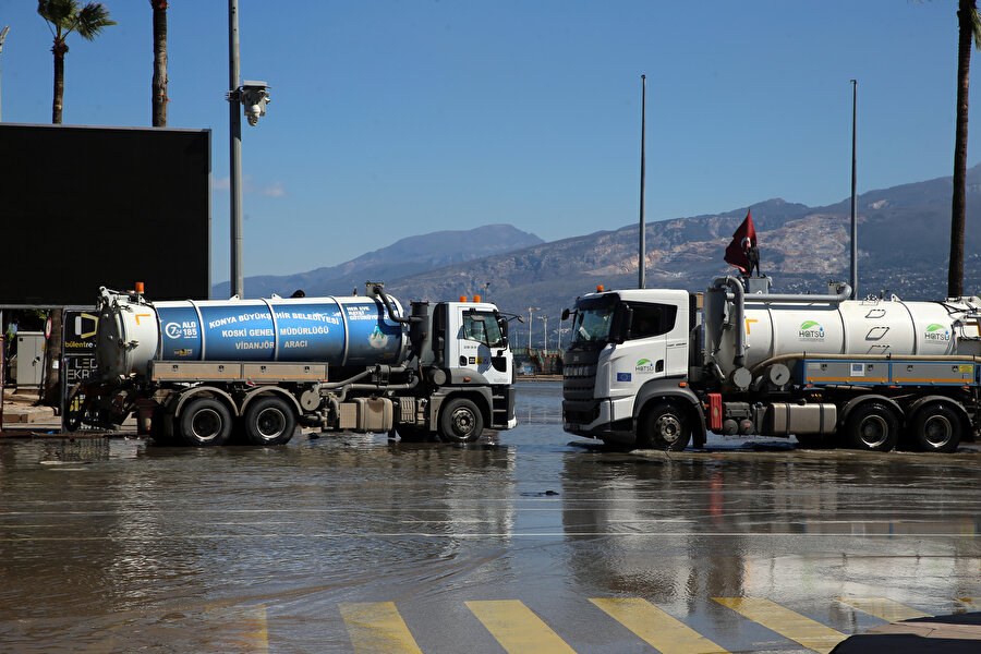 İskenderun'da sahil bandındaki suların bir kısmı çekildi