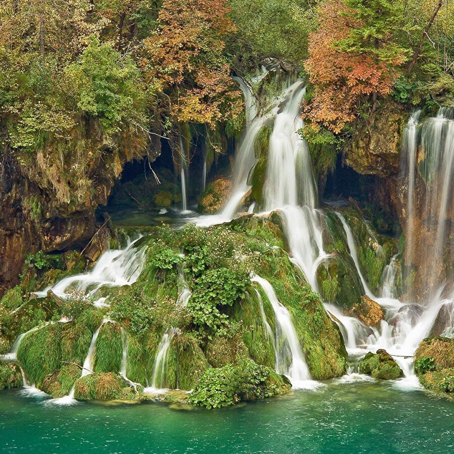 Avrupa'nın en güzel doğal manzaralarından biri; Plitvice Gölleri.
