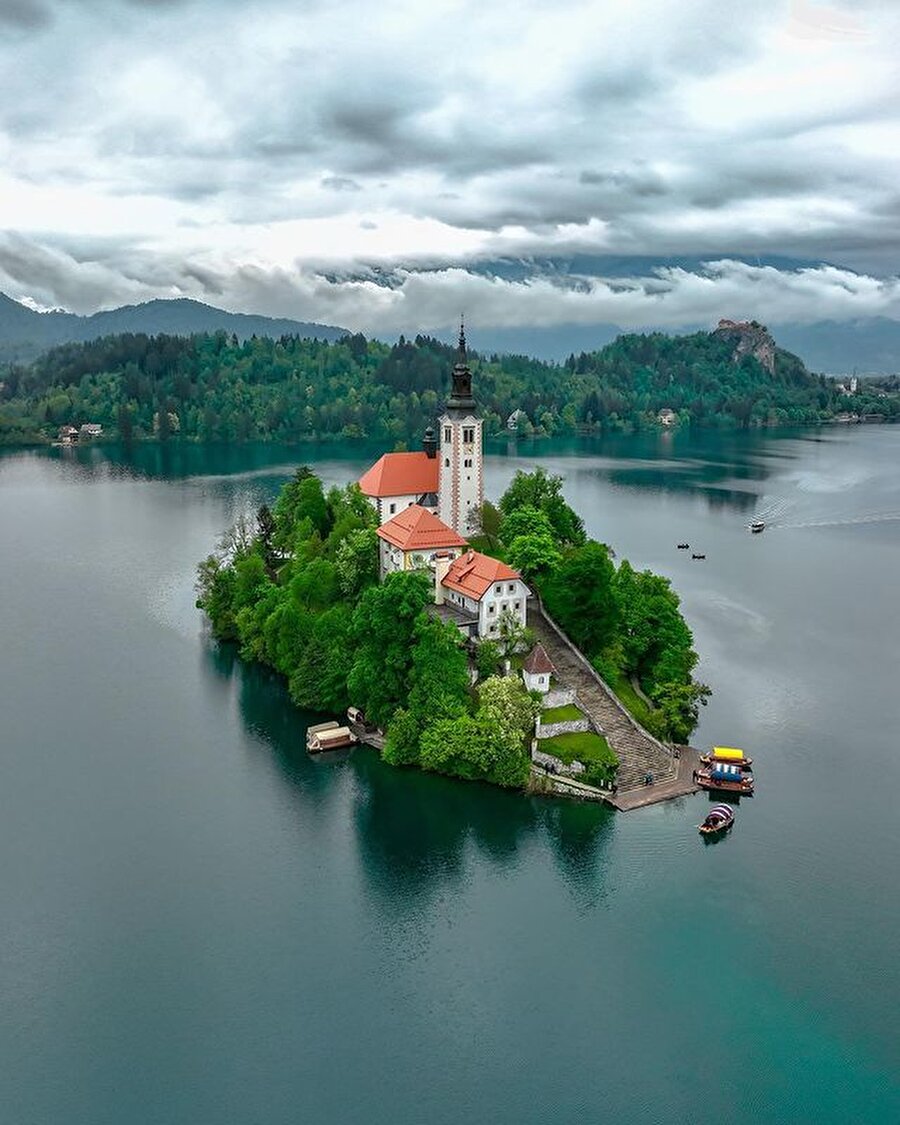 Slovenya dağlarının mücevheri: Bled Gölü ✨