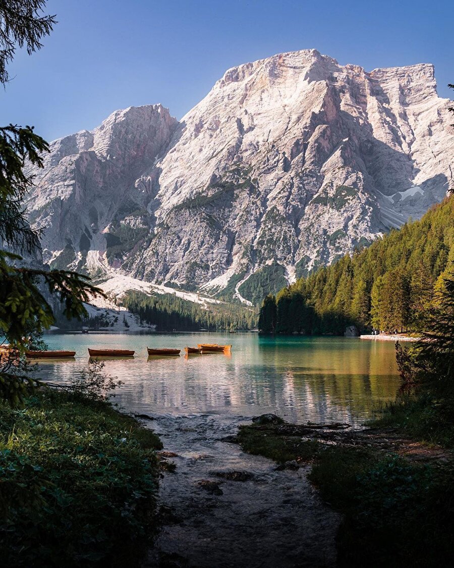 Dolomitilerin eteklerinde bir cevher: Braies Gölü 💎